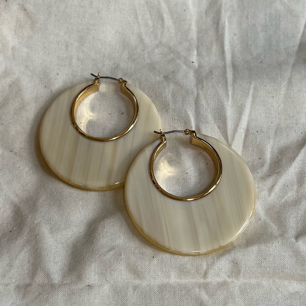 Kate Spade On the Dot Resin Horn Hoops